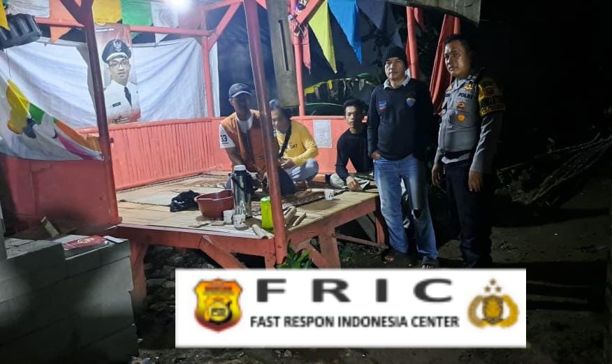 Bhabinkamtibmas Polsek Ciampea laksanakan kontrol petugas ronda malam, sampaikan pesan kamtibmas kepada warga   