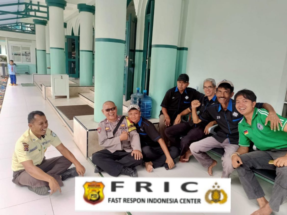 Bhabinkamtibmas Desa Parakanjaya Sambang dan Ngariung Bareng Security serta Driver Sekolah Ummul Quro   
