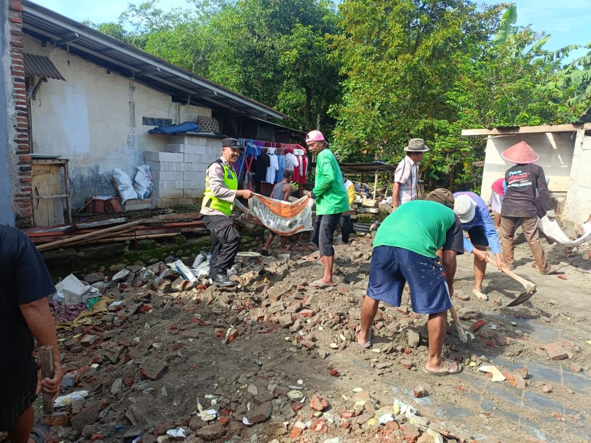 Polisi Penolong Masyarakat”: Bhabinkamtibmas Kajen dan Warga Bersihkan Puing Rumah Roboh