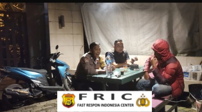 Bhabinkamtibmas Polsek Cisarua Polres Bogor Kontrol Pos Kamling dan Sampaikan Pesan Kamtibmas   