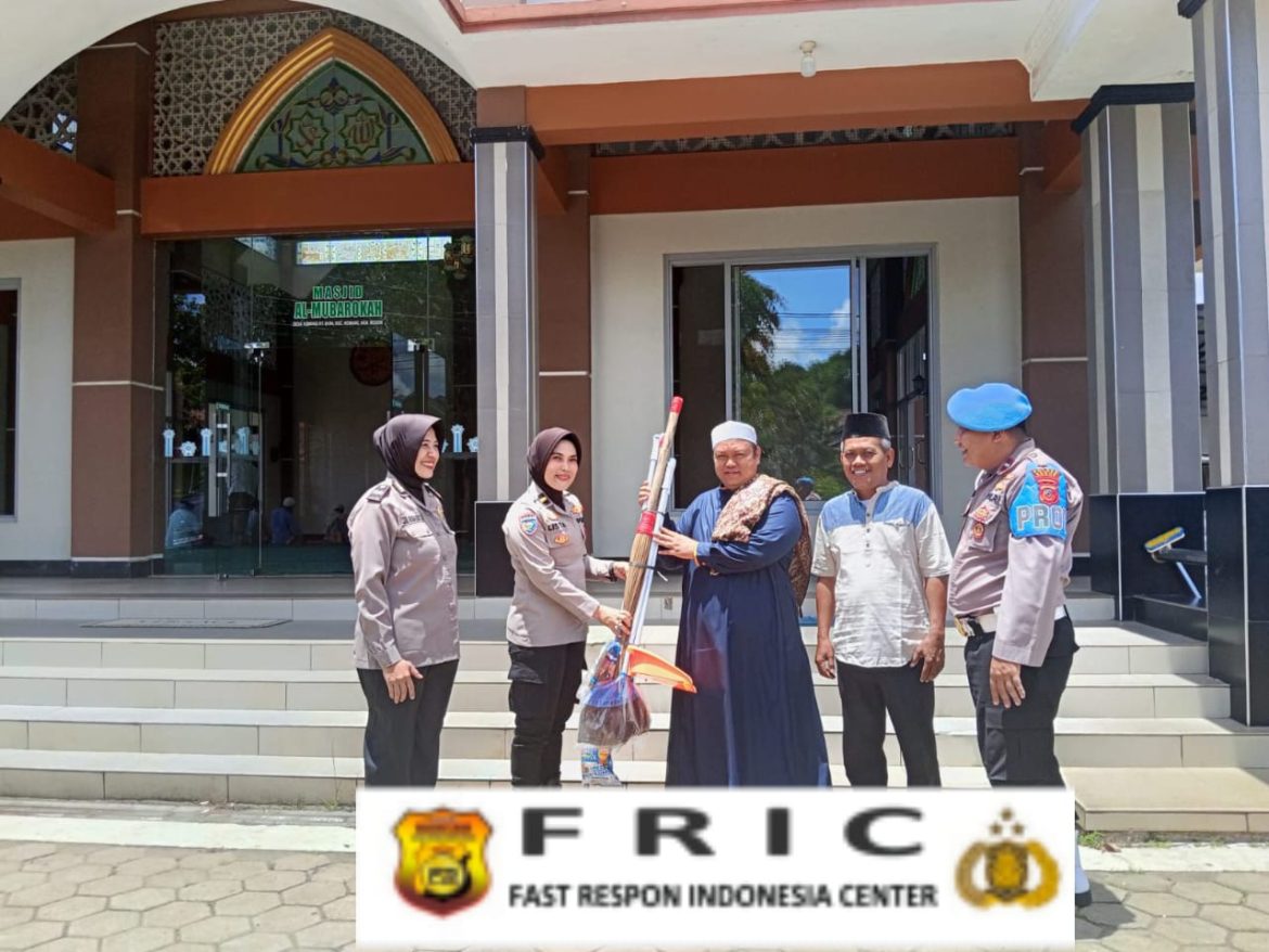 POLRI PEDULI KEBERSIHAN TEMPAT IBADAH, POLSEK KEMANG JALIN SILATURAHMI DAN BERIKAN ALAT KEBERSIHAN MASJID AL-MUBAROKAH