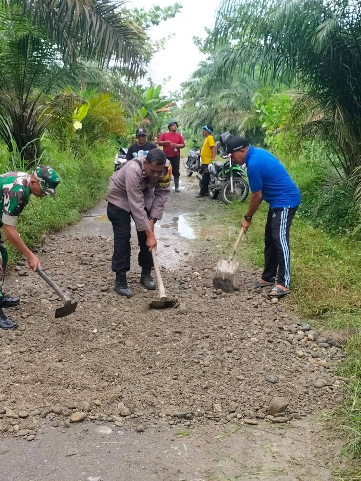 Bhabinkamtibmas, Babinsa, dan Pemerintah Desa Bersatu Dalam Aksi Gotong Royong Demi Lingkungan Bersih
