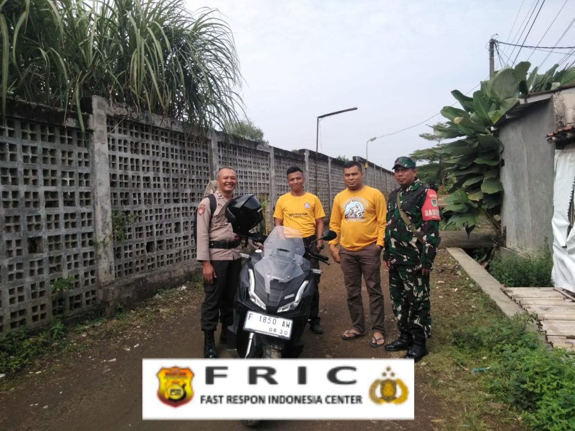 Sinergitas TNI–Polri, Bhabinkamtibmas dan Babinsa Sambang Warga di Desa Ciadeg Jaga Kondusifitas Wilayah   