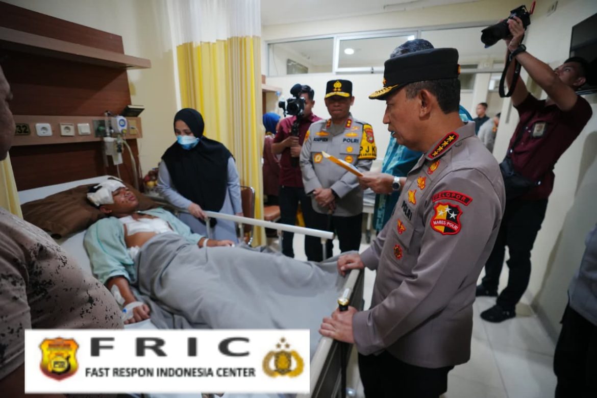 Kapolri Listyo Sigit Kunjungi Korban Ledakan SMAN 72 di RSI Cempaka Putih   