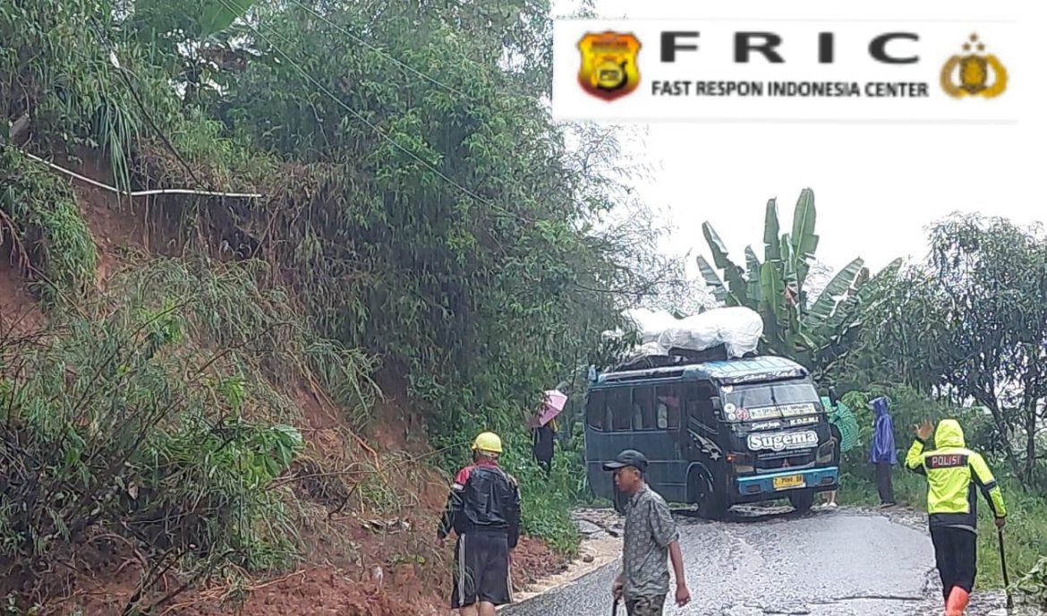Polisi Bersama Warga Bersihkan Jalan dari Material Longsor Saat Patroli   