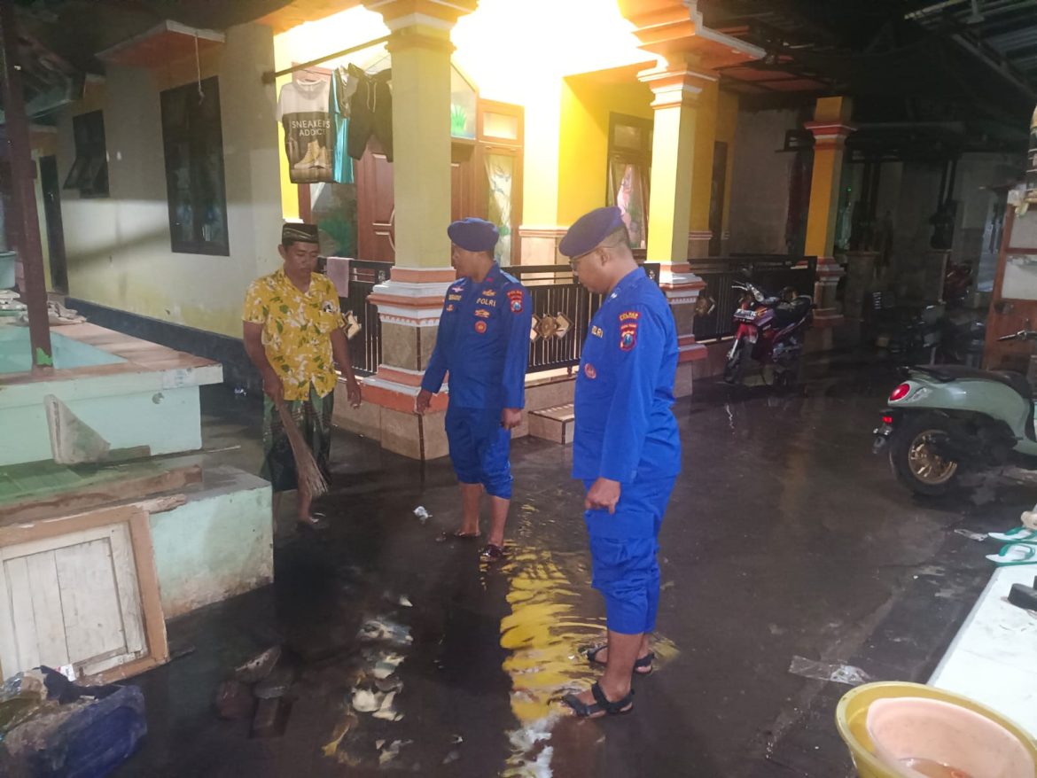 Polisi Ajak Warga Pesisir Situbondo Jaga Kebersihan Lingkungan dan Waspada Banjir Rob   