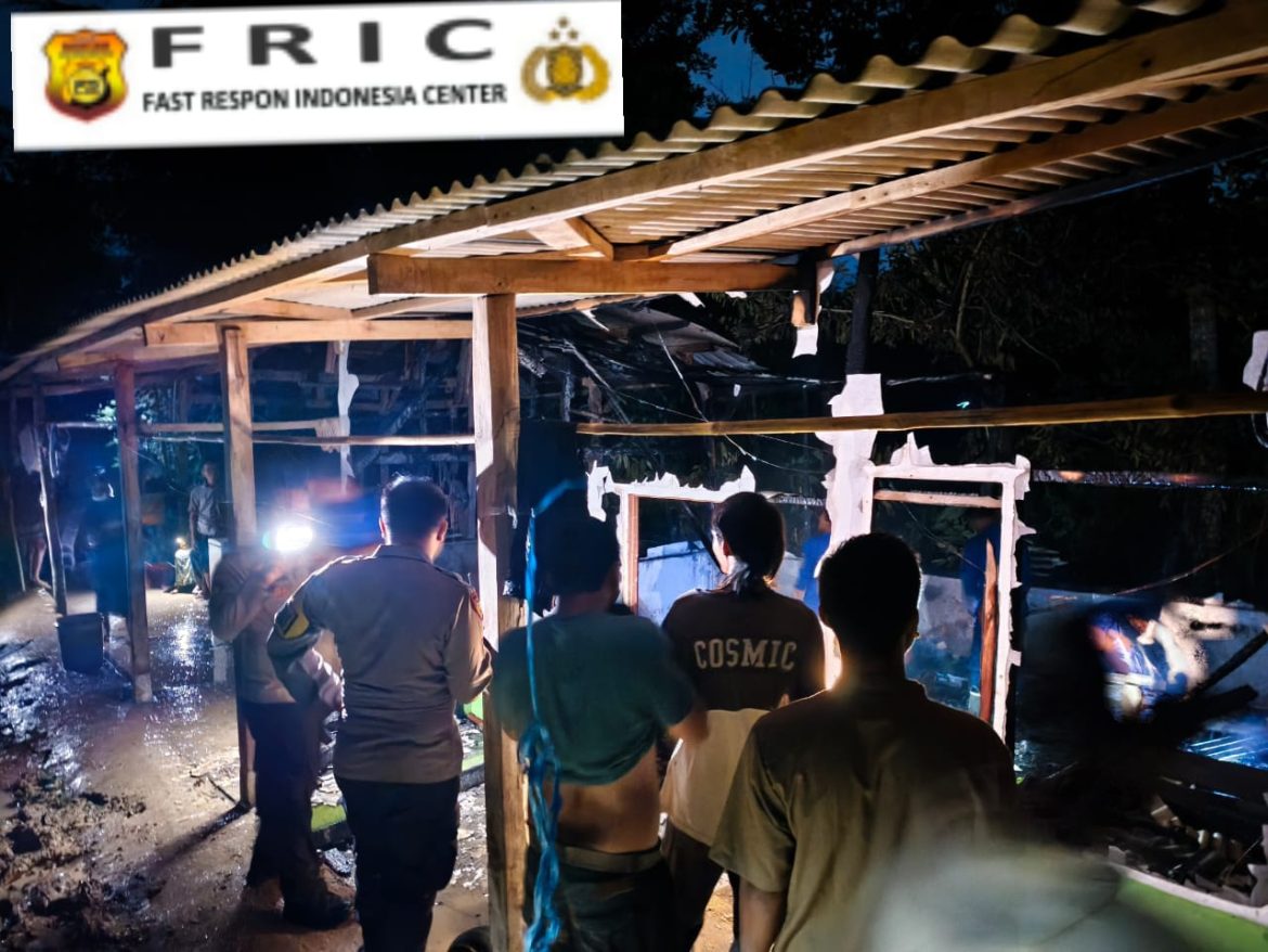 Polsek Petir, Gerak Cepat Membantu Rumah Warga Saat Rumahnya di Lalap si Jago Merah   