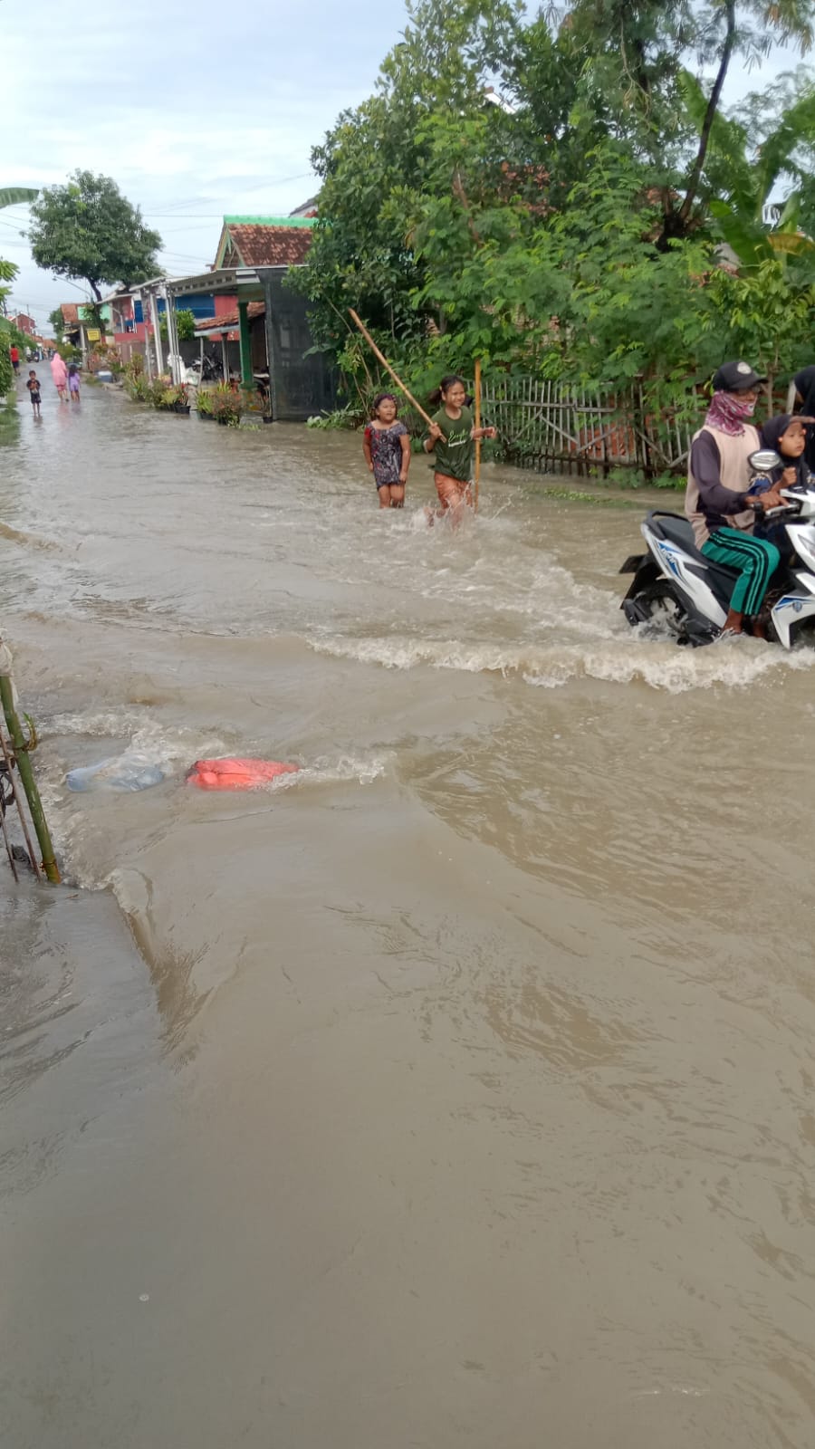 Banjir Melanda Petunjungan, Warga Bergotong Royong Bersihkan Sampah di Jembatan Kali Voting