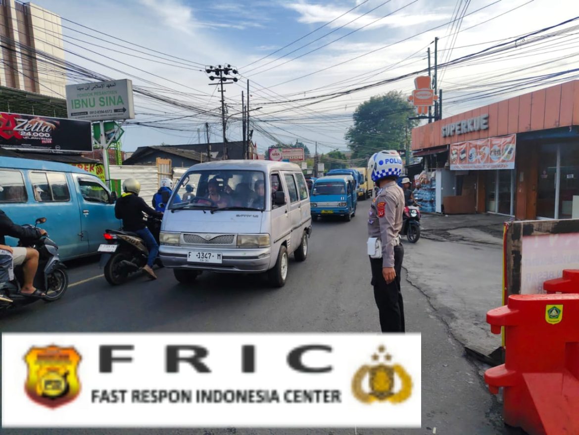 Anggota Polsek Ciampea Polres Bogor Laksanakan Kegiatan Pengaturan Lalu Lintas Pagi, Wujudkan Kamseltibcarlantas Aman dan Nyaman   