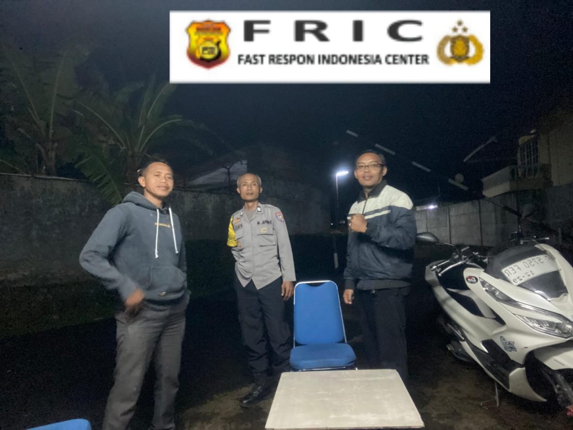 Bhabinkamtibmas Polsek Cisarua Polres Bogor Cek Pos Keamanan Lingkungan dan Sampaikan Pesan Kamtibmas   