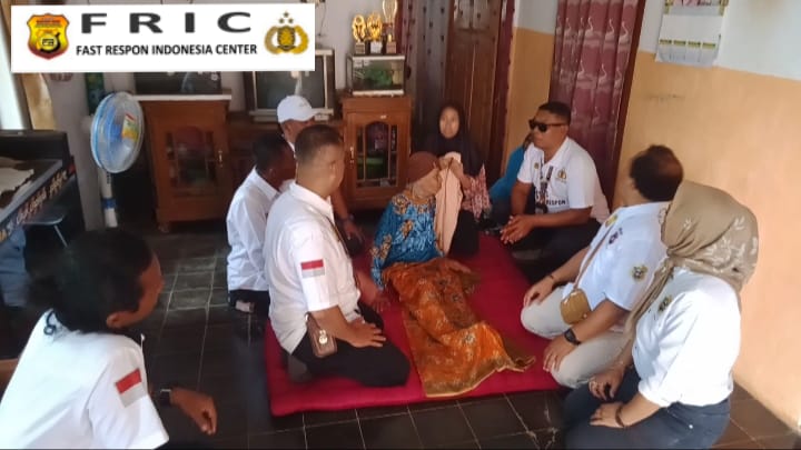 Ketua Satgas, Ketua DPC FRIC, dan Humas Salurkan Bantuan Kepada Lansia Penderita Stroke di Kabupaten Kuningan Jawa Barat    