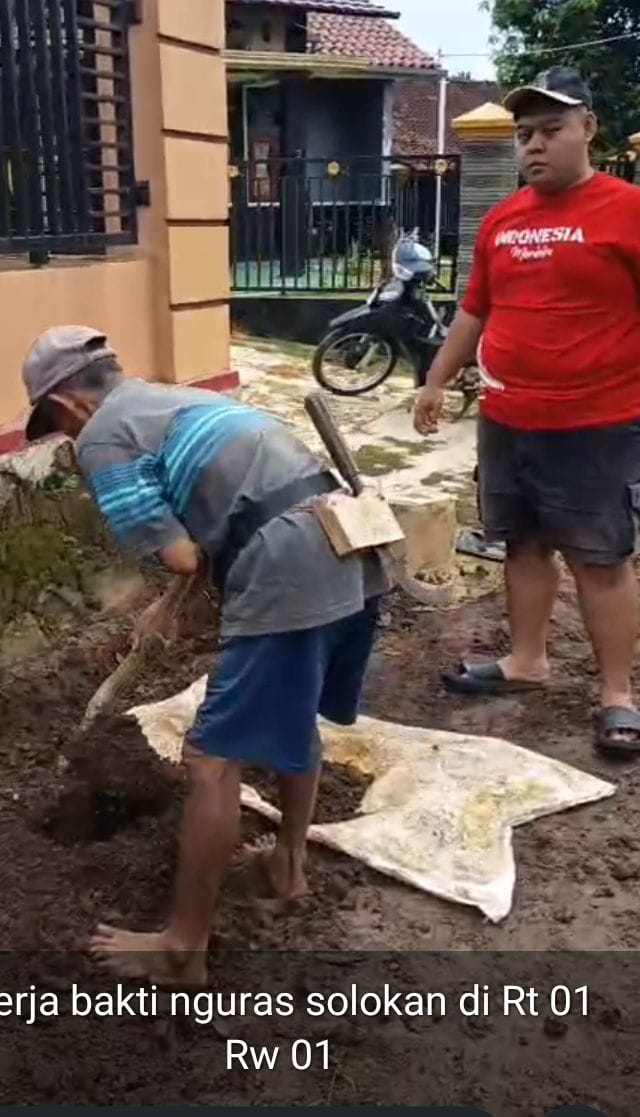 Jumat Berkah: Warga Tamansari Kompak Kerja Bakti Bersihkan Solokan