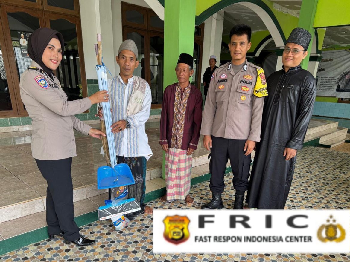 Pererat Silaturahmi, Polsek Kemang Berikan Bantuan Alat Kebersihan untuk Masjid Al-Ikhlas Desa Pabuaran   