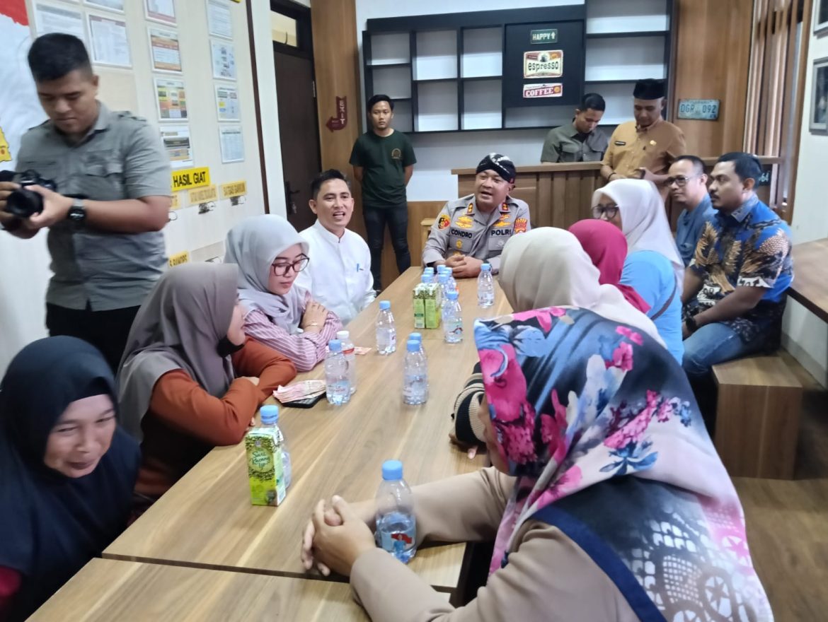 Kapolres Serang AKBP Condro Sasongko Memfasilitasi dan Memidiasi Warga Terkait Dana UMKM   