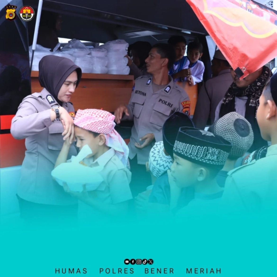 Polres Bener Meriah Bagikan Bingkisan Makan Siang Untuk Jemaah Sholat Jum’at Masjid Istiqomah Bale Atu   