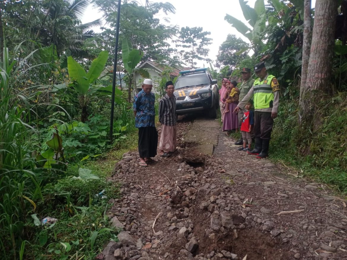 Awas! Longsor Ancam Jalur Trajumas-Bodas, Polisi Cek Retakan Tanah Sepanjang 150 Meter