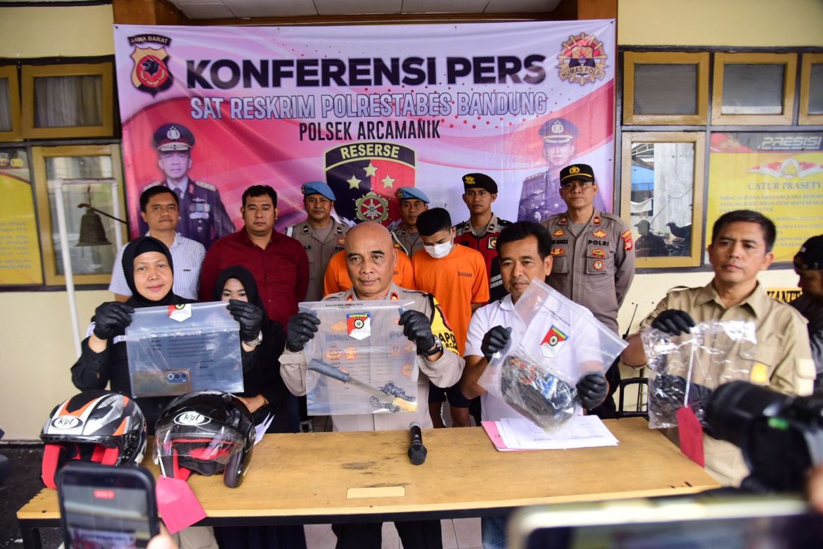POLRESTABES BANDUNG MELALUI POLSEK ARCAMANIK UNGKAP KASUS PENCURIAN DENGAN KEKERASAN DAN PERCOBAAN PENCURIAN DISERTAI SENJATA TAJAM