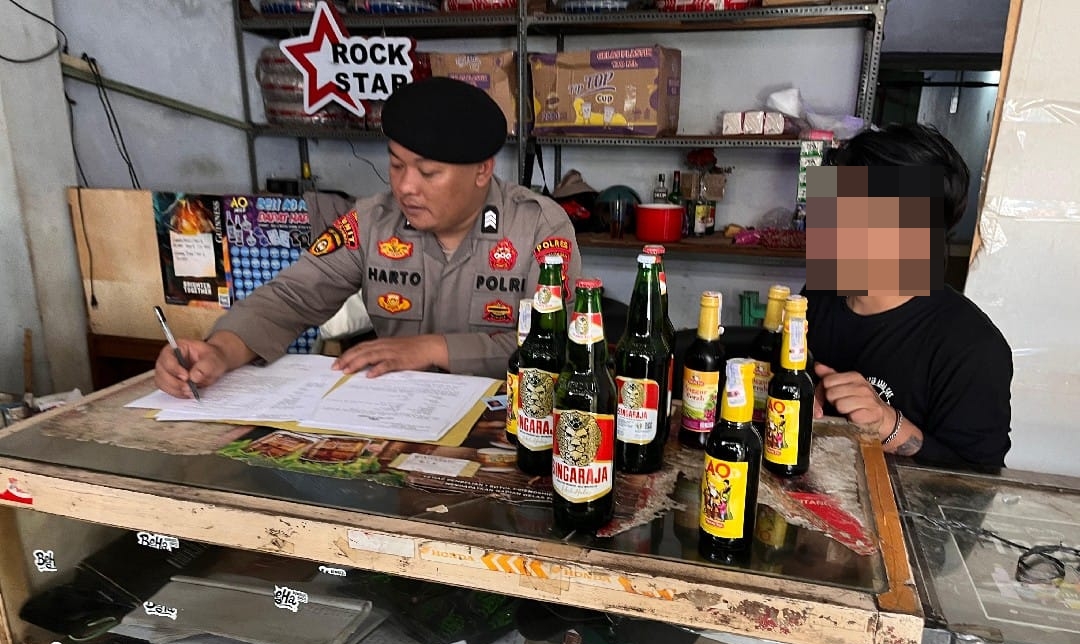 Dua Warung di Karangdadap dan Kedungwuni Dirazia, Sat Samapta Polres Pekalongan Sita 23 Botol Miras Ilegal