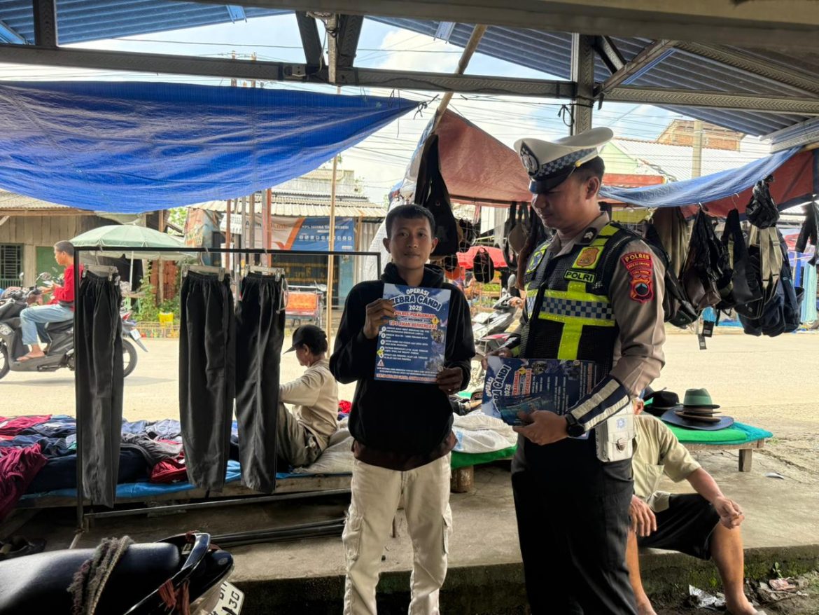 Jangkau Area Publik, Satlantas Polres Pekalongan Sasar Pedagang dan Pengunjung Pasar Hewan Kesesi untuk Sosialisasi Zebra Candi