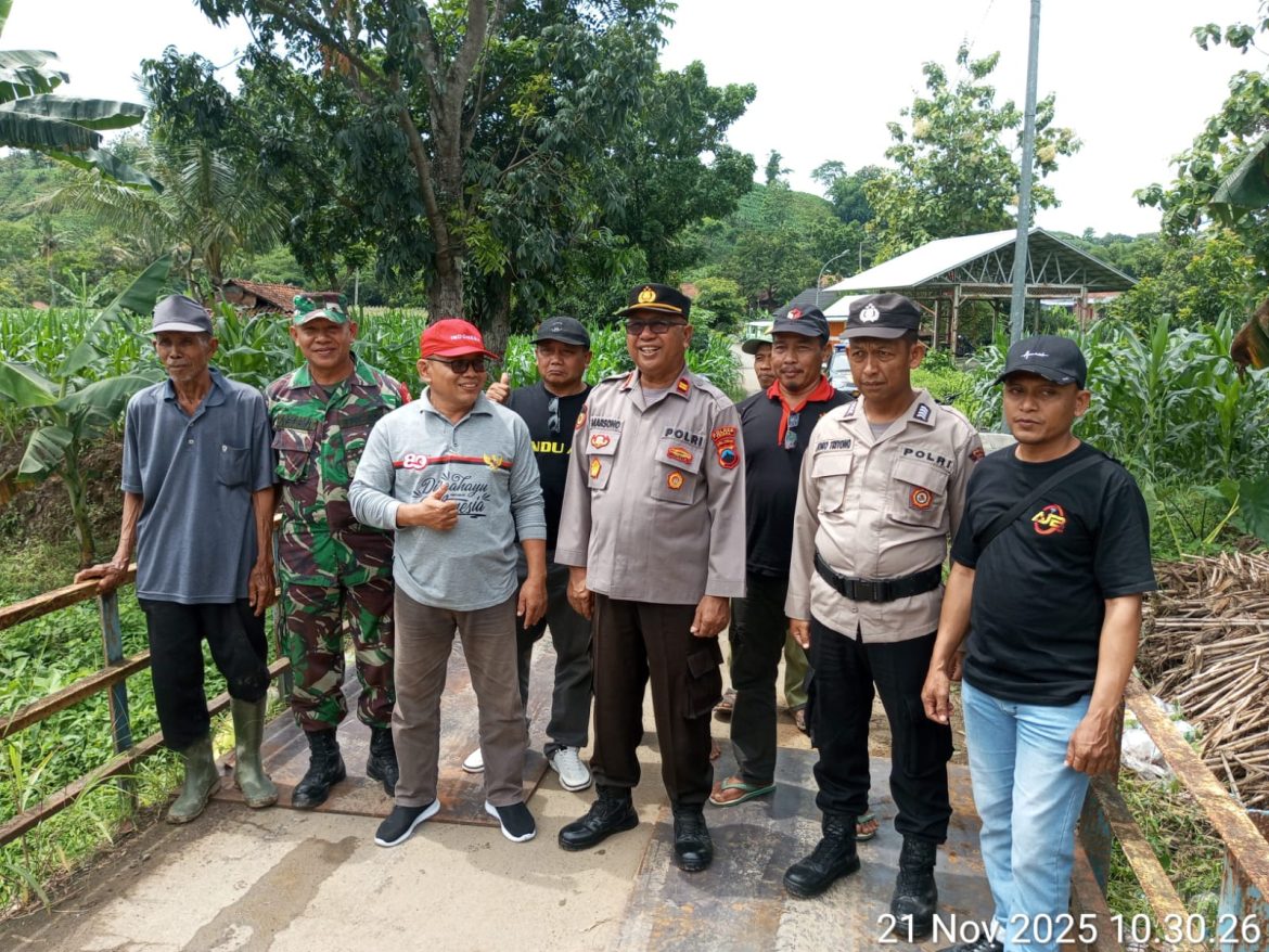 Warga Watgalih Minta Perbaikan Jembatan Penghubung yang Rusak Parah: Akses Vital Bagi Petani dan Pelajar