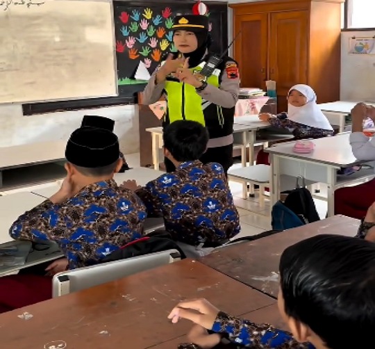 Edukasi Dini Ops Zebra Candi, Sat Binmas Polres Pekalongan Sasar Siswa SDN 1 Gejlik