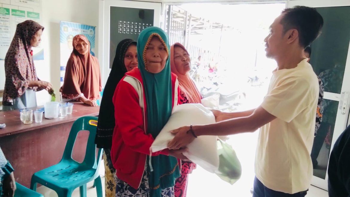 Pemerintah Salurkan Bantuan Beras Bulog untuk Warga Kurang Mampu di Kelurahan Hinai Kiri