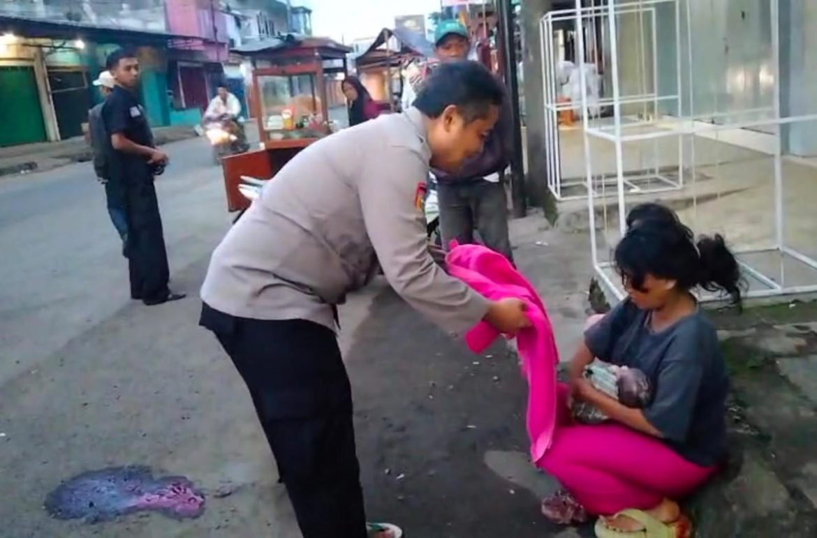Polisi Bantu Warga Melahirkan di Pinggir Jalan, Ibu dan Bayi Selamat