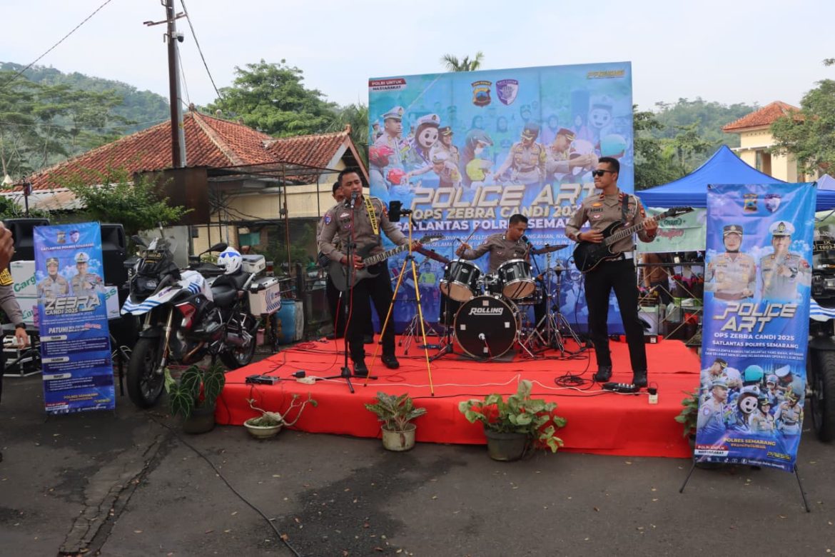 Hibur masyarakat, Band Sat Lantas Polres Semarang tampil di CFD Alun-alun Bung Karno
