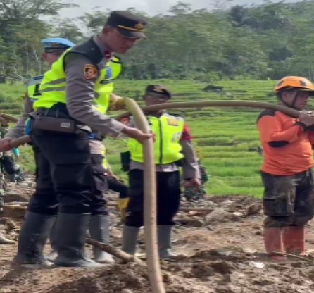 Solidaritas Bencana! Polres Pekalongan Terjunkan Puluhan Personel Bantu Korban Longsor Banjarnegara