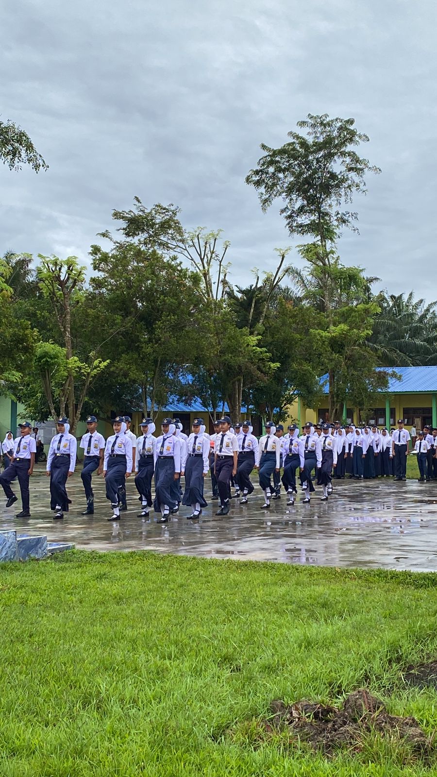 Kapolsek Secanggang Jadi Pembina Upacara di SMP Negeri 1, Tekankan Disiplin dan Semangat Belajar