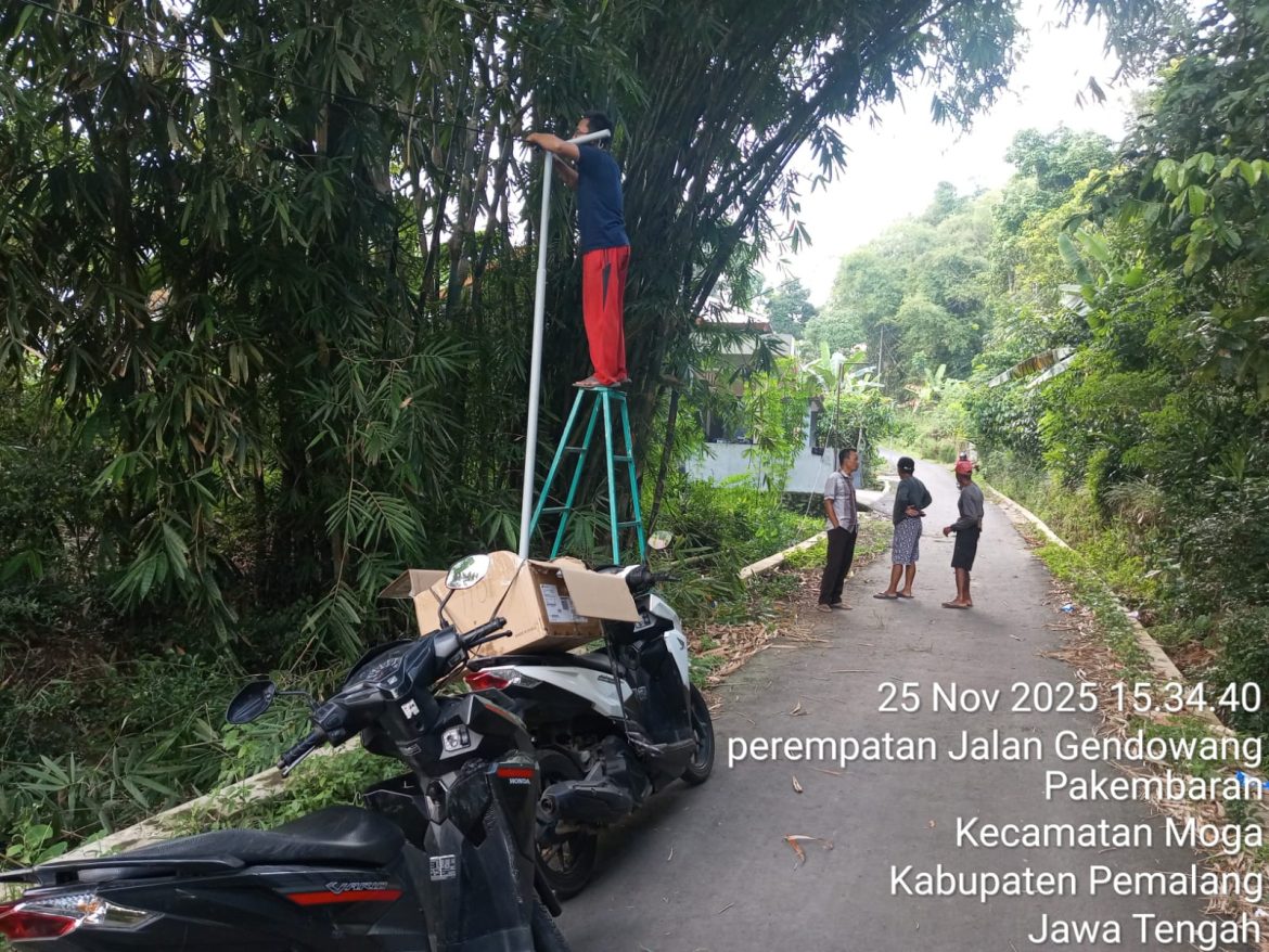 Warga RT 09 RW 03 Desa Gendoang Wujudkan Penerangan Jalan Umum Mandiri