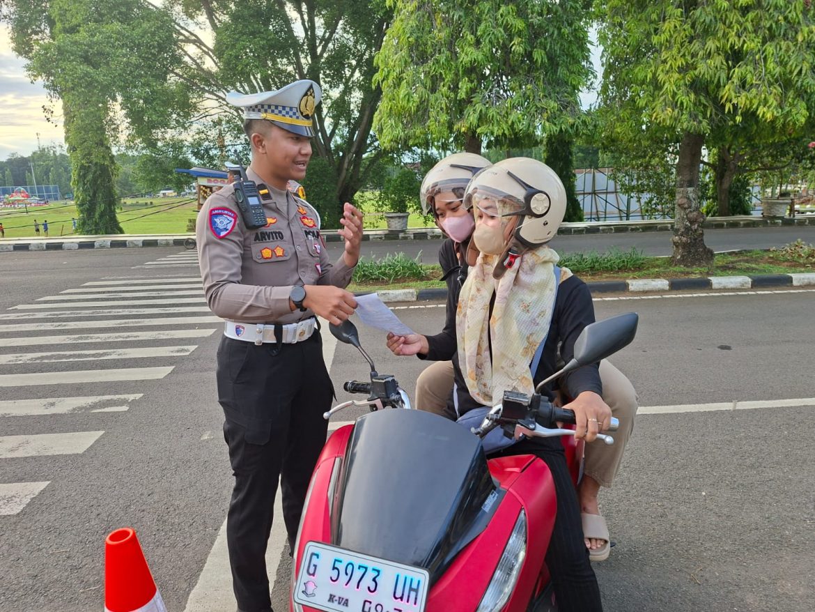 Tempel dan Bagian Stiker Peringatan, Satlantas Pekalongan Gencarkan Sosialisasi Operasi Zebra Candi di Jalan Raya