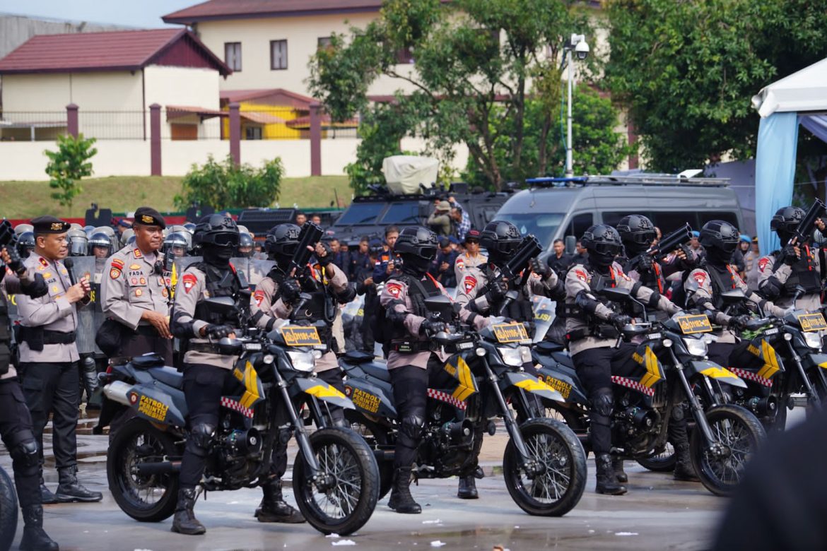 SIMULASI PENANGANAN UNJUK RASA ANARKIS DI APEL KASATWIL 2025, WUJUD PROFESIONALITAS DAN KESIAPSIAGAAN POLRI
