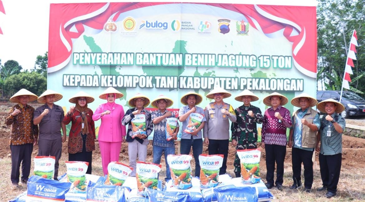 Dukung Ketahanan Pangan, Polres Pekalongan Serahkan 15 Ton Bibit Jagung ke Petani