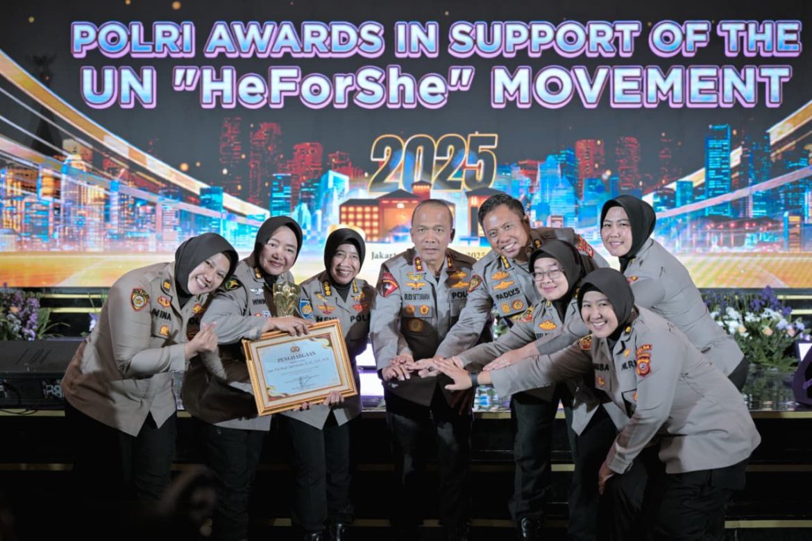Kapolda Jabar Terima Penghargaan Polri Awards “HeForShe” dari Kapolri