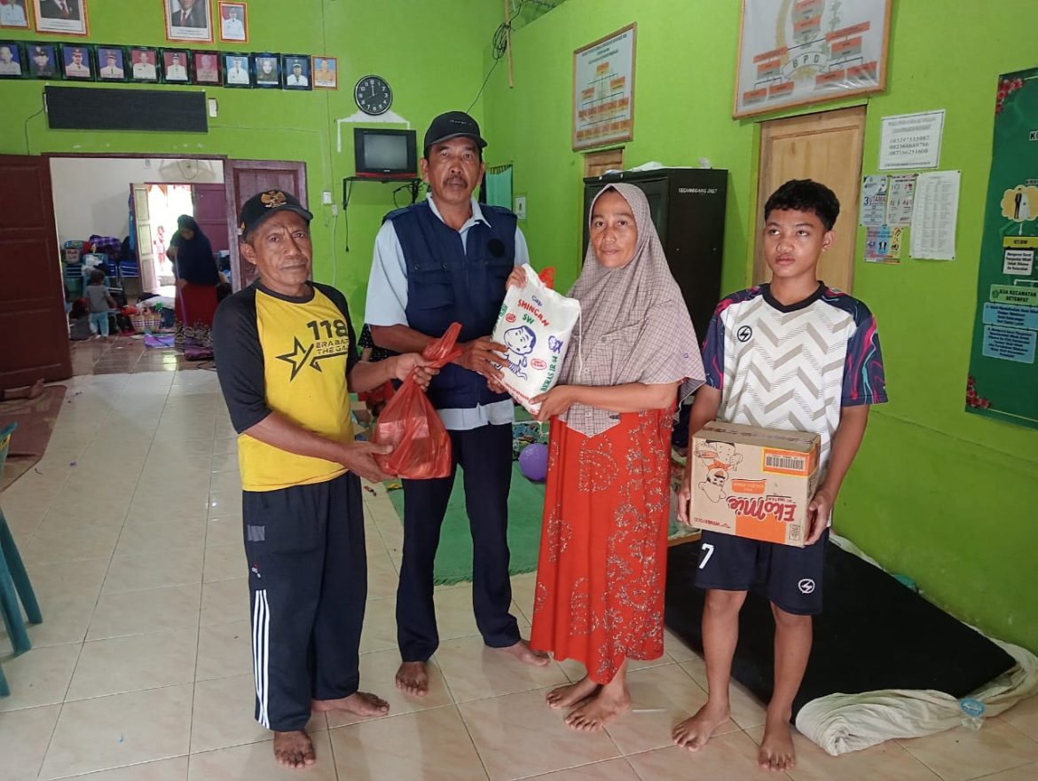 KUPT Puskesmas dan Kades Secanggang Salurkan Bantuan untuk Warga Terdampak Banjir