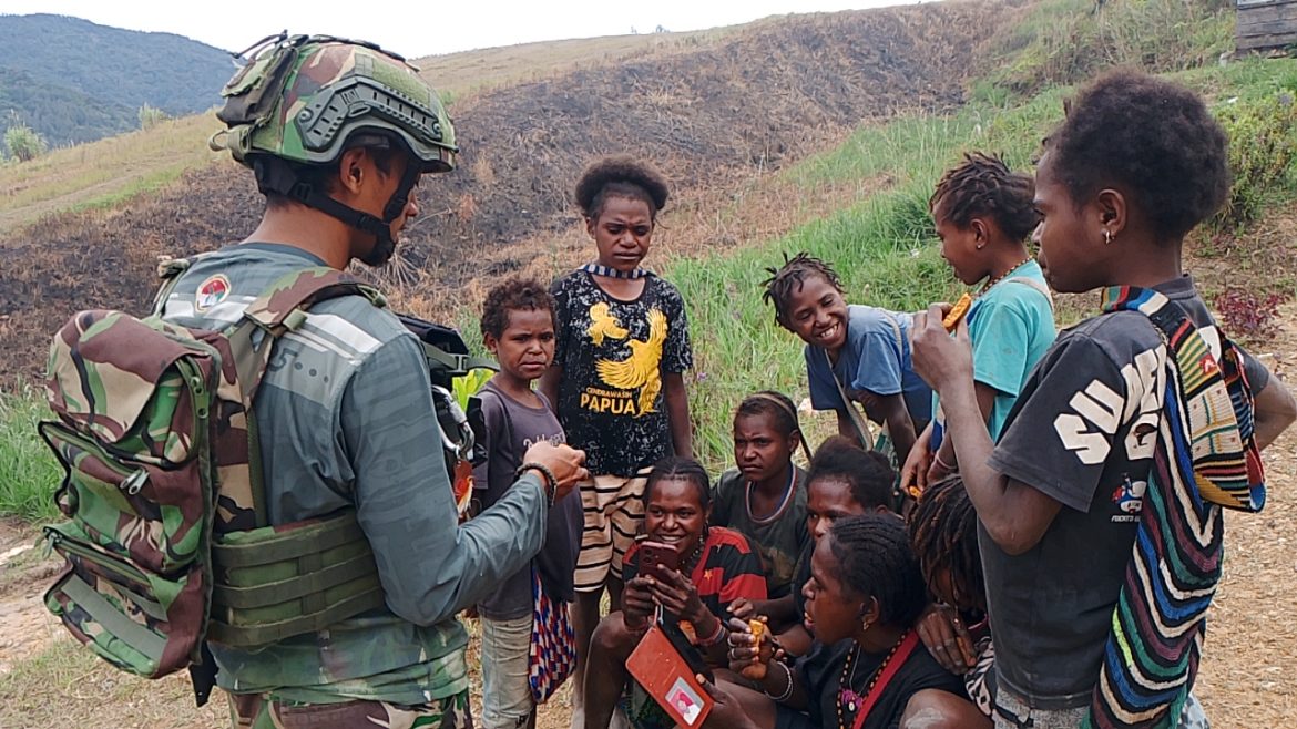 Jaya Sakti Menyapa dan Berbagi, Masyarakat dan Anak-Anak Nikmati Layanan WiFi Gratis & Roti dari TK atau Pos Zanepa
