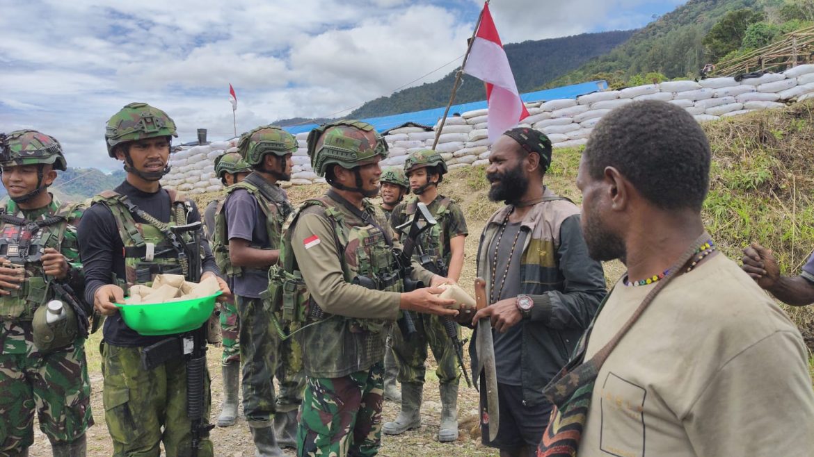 Jaya Sakti Berbagi, 50 Bungkus Makanan Siap Saji Dibagikan TK atau Pos Maya kepada Masyarakat Ngagemba & Ogeapa