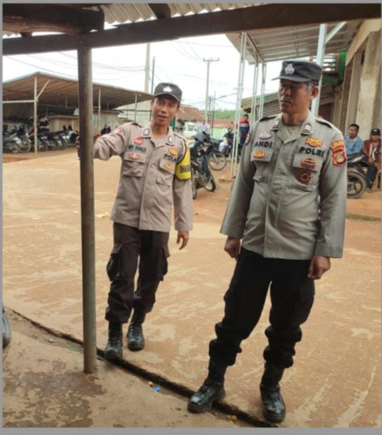 Polsek Betung Gelar Patroli Kaki untuk Tingkatkan Rasa Aman di Pasar dan Permukiman Warga