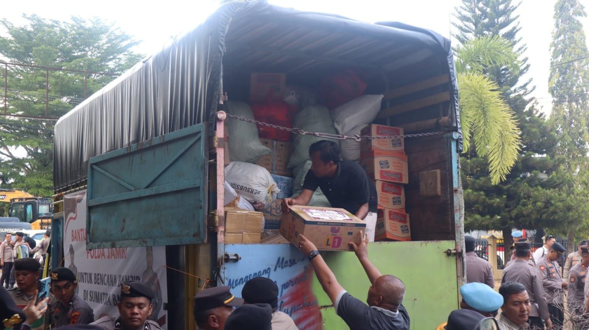 Polda Jambi Kirim Bantuan Kemanusiaan Ke Sum-Bar