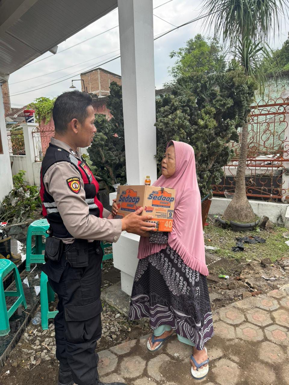 Banjir Bandang di Desa Mekarrahayu, Polisi Tunjukkan Empati