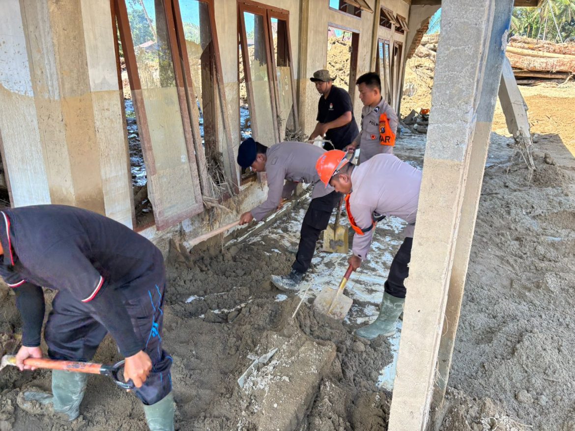 Brimob Sumut Hadir untuk Negeri: Dari Pembersihan Rumah Ibadah Hingga Pemasangan Jaringan Internet untuk Warga Garoga