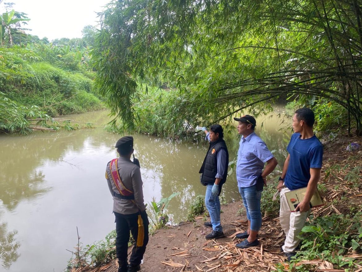 Respons Cepat! Polsek Kajen Olah TKP Tewasnya Bocah 2 Tahun yang Tenggelam di Sungai Pekalongan