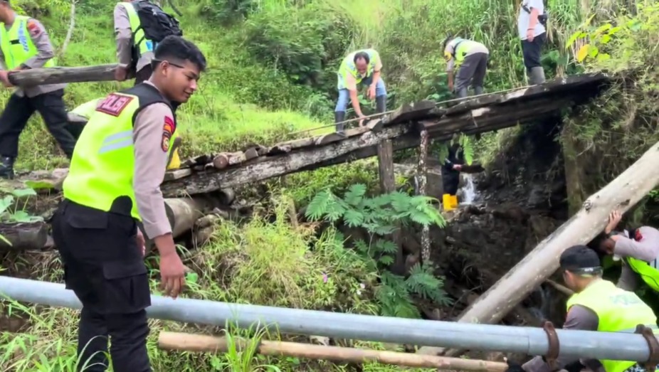 Polres Pekalongan Turunkan Anggota Kerja Bakti di Kandangserang, Perbaiki Jembatan Akses Pelajar Rusak Parah