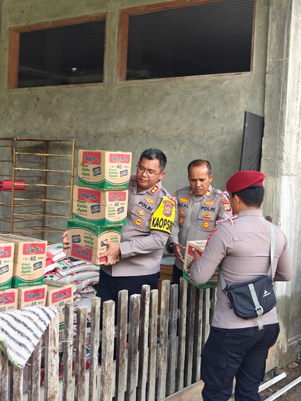 Polres Nagan Raya Hadir untuk Masyarakat, Sat Reskrim Salurkan Puluhan Paket Sembako ke Pesantren dan Warga Terdampak Banjir