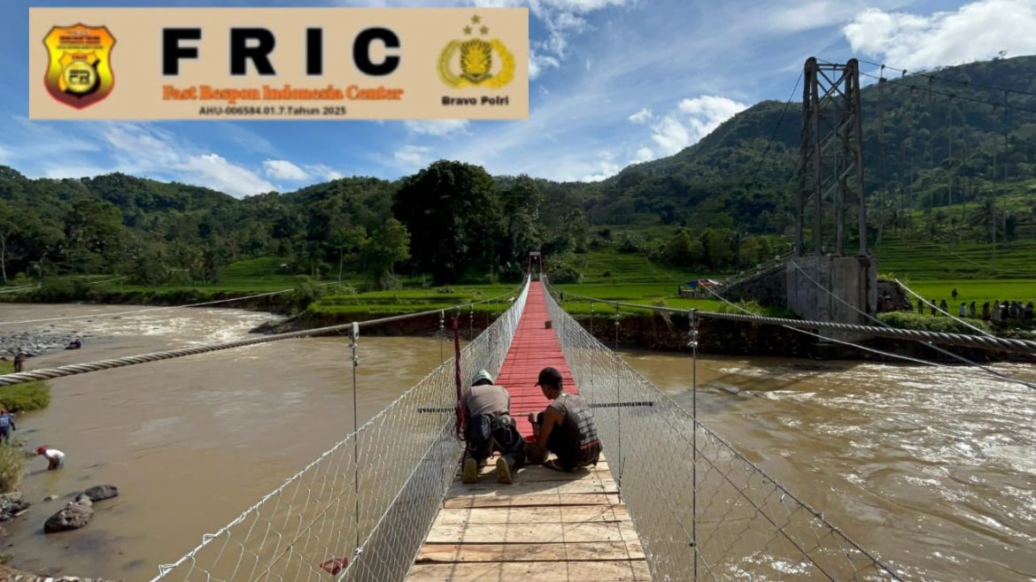 Tim SAR Sat Brimob Polda Jabar Bangun Jembatan di Sungai Cikaengan Hari Ke – 4