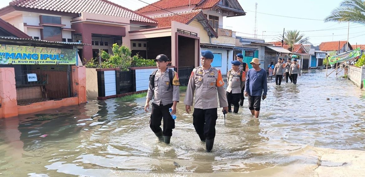 Tim SAR Sat Brimob Polda Jabar Sigap Tangani Banjir Rob di Indramayu