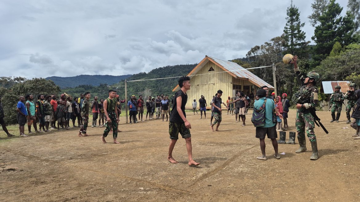 Jaya Sakti Menyapa. Satgas dan Warga Kendetapa Semangat Berolahraga Main Volly Bersama