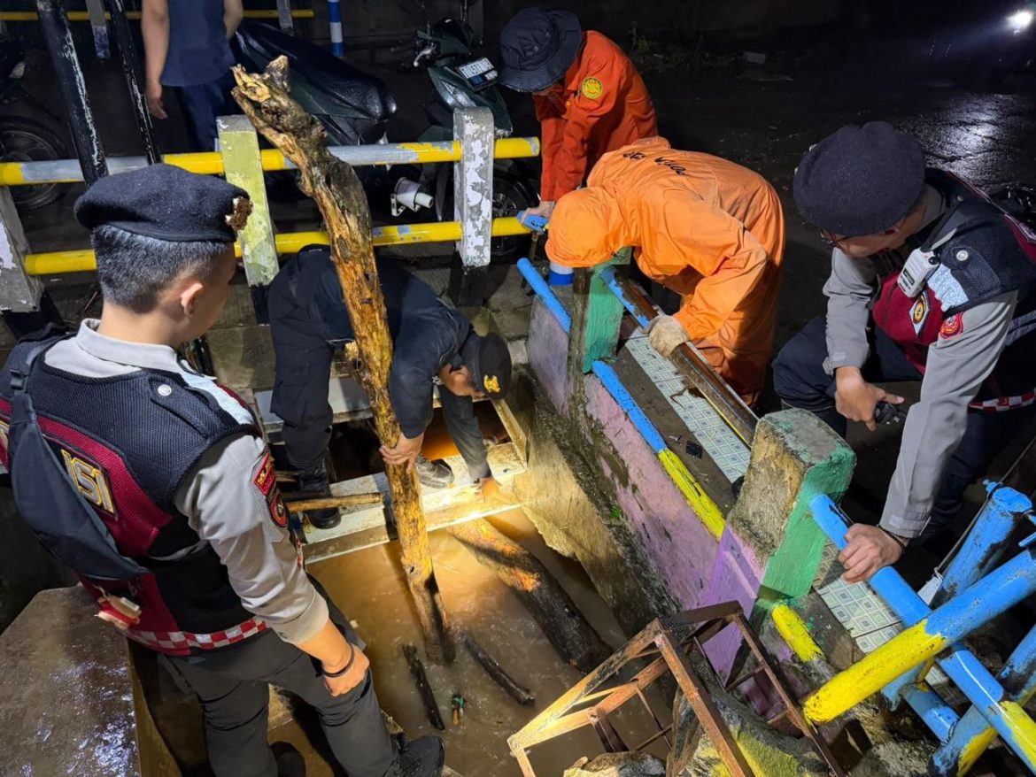Respon Cepat Polisi Bantu Penanganan Bencana Banjir