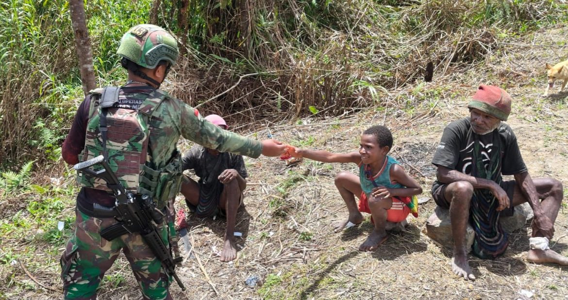 Jaya Sakti Berbagi. Makanan Ringan dan Siap Saji dari Satgas, Anak-Anak Sangat Bergembira